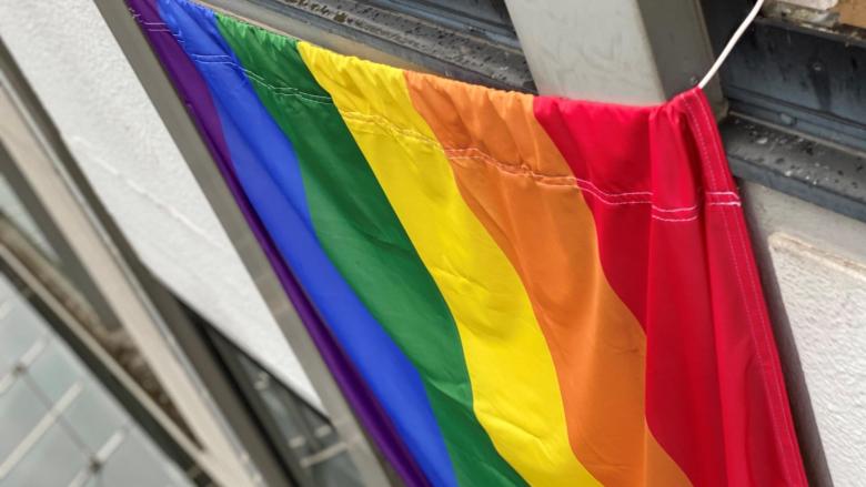 Eine Regenbogenflagge hängt aus einem Fenster am Jörg-Kastendiek-Haus