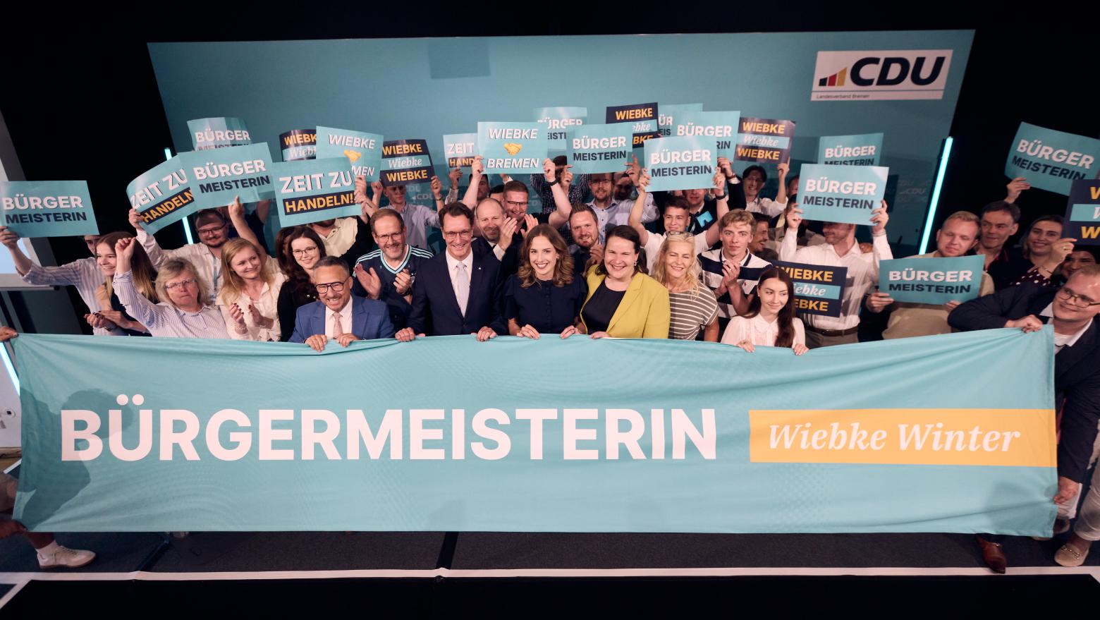 Wiebke Winter jubelt mit Unterstützern nach ihrer Wahl zur Spitzenkandidatin